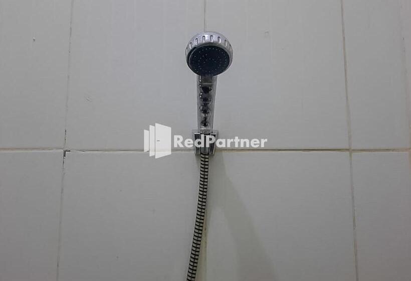 Номер Deluxe, Puri Yasmin Potowanua Lasusua Mitra Reddoorz