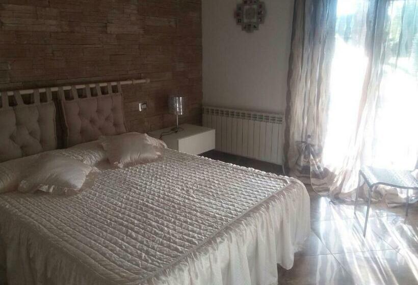 Номер Стандарт Вид на Бассейн, Tonini House