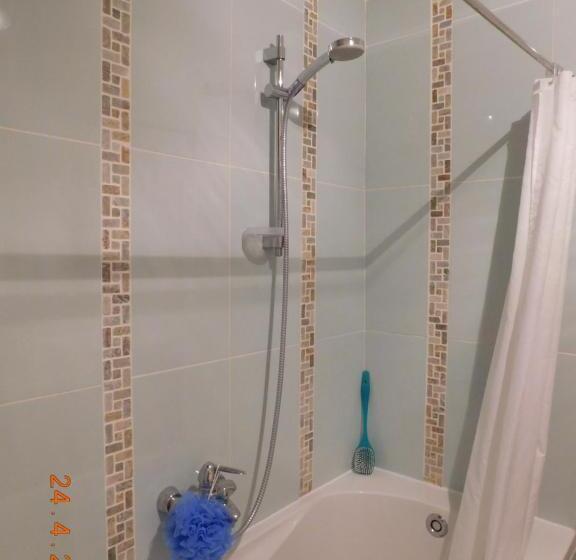 이코노미 룸, Chez Nous. B & B