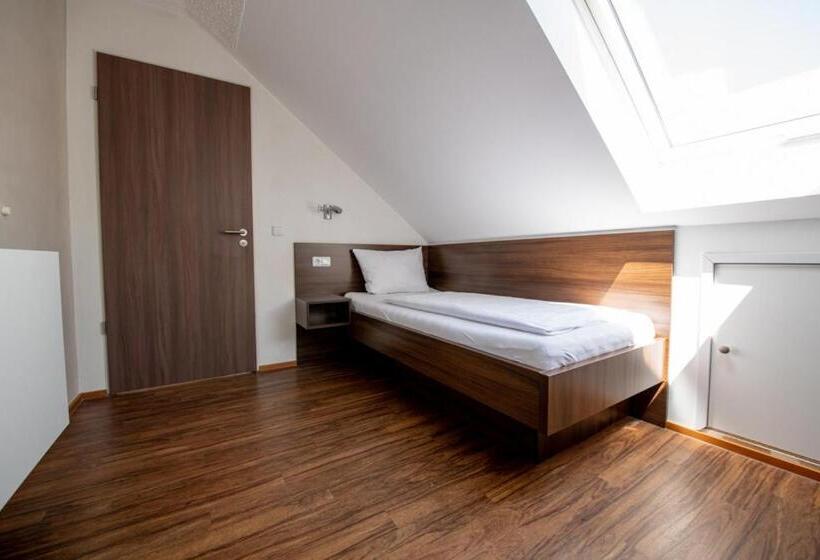 Номер Стандарт Трехместный, Garni Hotel Henn