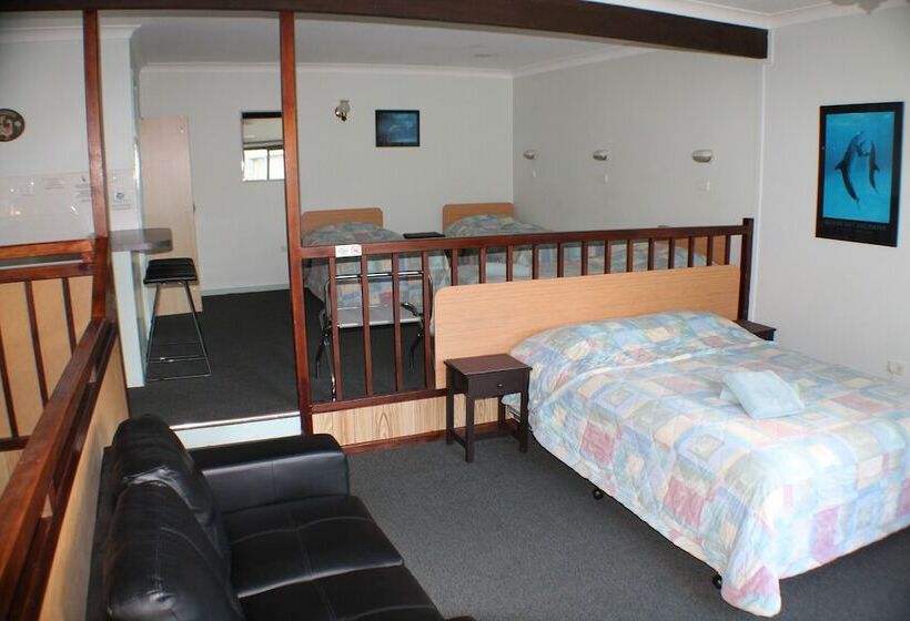 Семейный Номер, Lake Forbes Motel