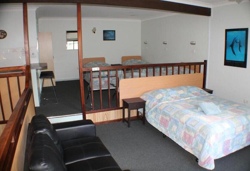Семейный Номер, Lake Forbes Motel