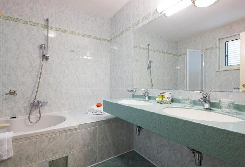 발코니가 있는 바다 전망 수피리어 룸, Villa Bacchus