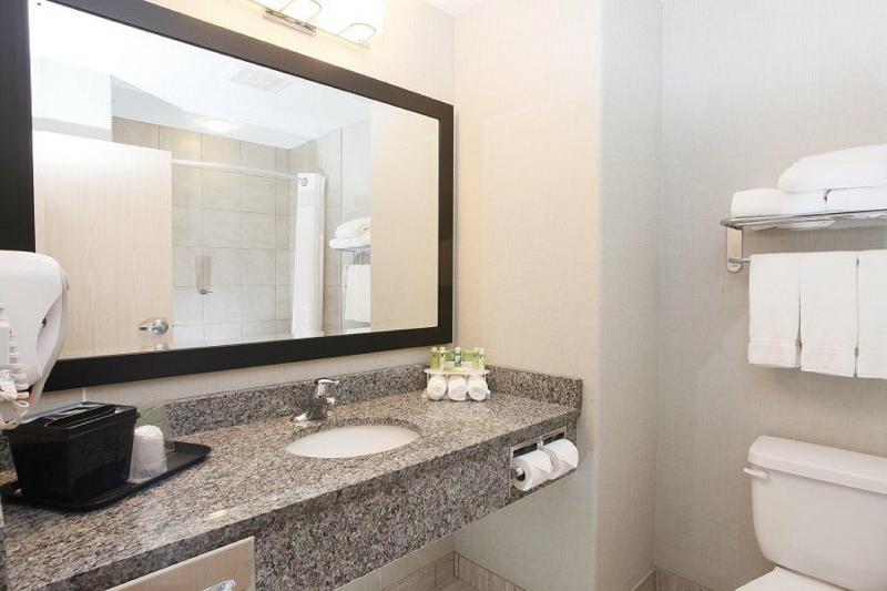 스위트 킹사이즈 침대, Holiday Inn Express Fort St John, An Ihg