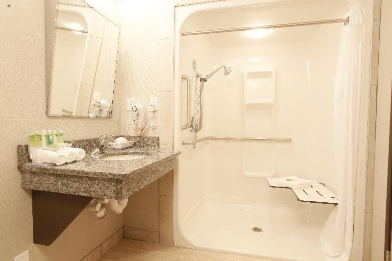Номер Стандарт Кровать Кинг Адаптированный для Инвалидов, Holiday Inn Express Fort St John, An Ihg