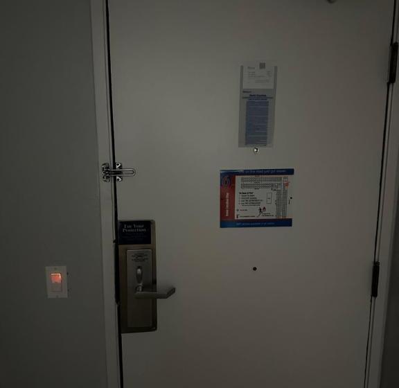 Номер Стандарт Кровать Кинг Адаптированный для Инвалидов, Motel 6greensboro, Nc  Airport