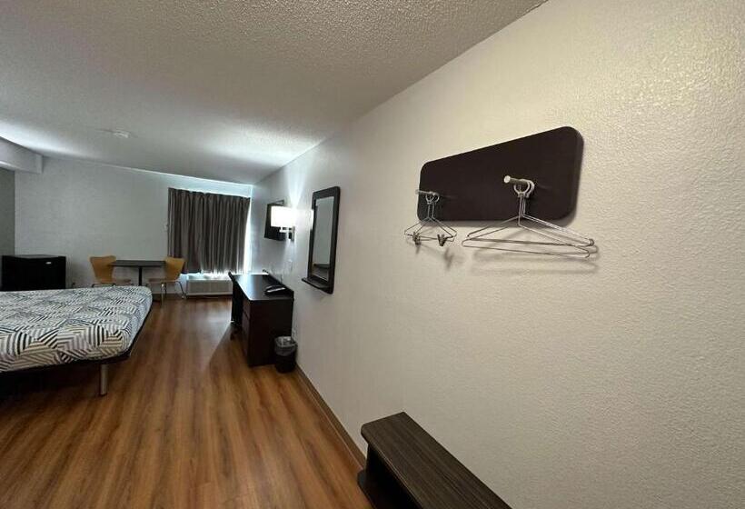 Номер Стандарт Кровать Кинг Адаптированный для Инвалидов, Motel 6greensboro, Nc  Airport