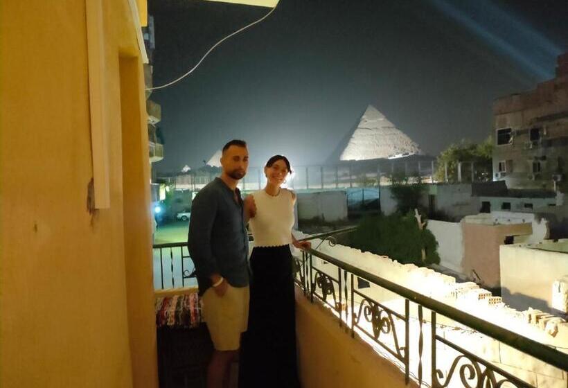اتاق دلوکس با تخت کینگ و چشم‌انداز, Anubis Kingdom Pyramids View