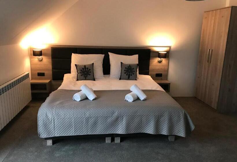 Трехместный Номер Стандарт с Балконом, Silver Residence