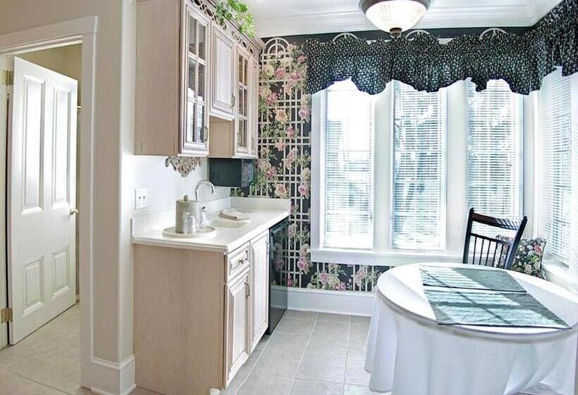Полулюкс, Birdinhand Village Inn & Suites