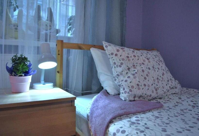اتاق استاندارد سه نفره, Happy House Hostel
