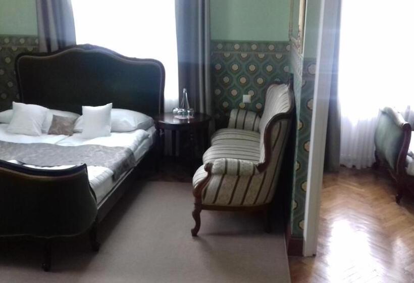 Quarto Triplo Estandar, Willa Kraj