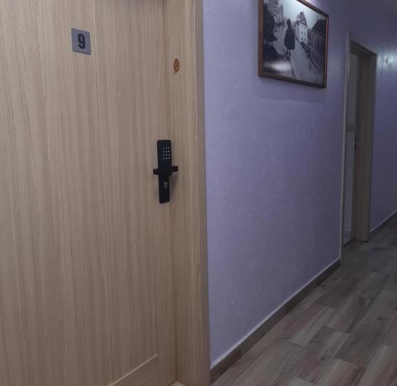 Quarto Estandar Individual, Ik Corner