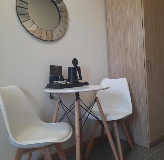 Quarto Estandar Individual, Ik Corner