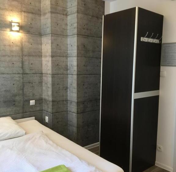 Студия Стандарт, Hostel Przed świtem