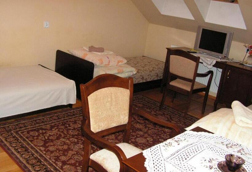 חדר סטנדרט לשלושה, Dworek Jolanta