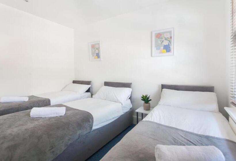 バスルーム共有のトリプルスタンダード, Studio9 Rooms   Next To Emirates Stadium   Budget Rooms With Shared Bathroom