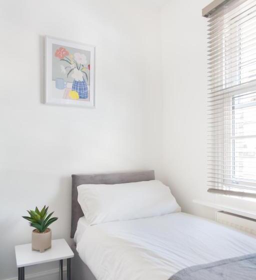 バスルーム共有のトリプルスタンダード, Studio9 Rooms   Next To Emirates Stadium   Budget Rooms With Shared Bathroom