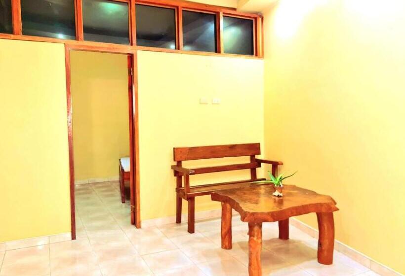 اتاق اکونومی, La Familia Guest House