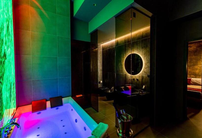 اتاق لوکس با تخت بزرگ, Gold Suite&spa
