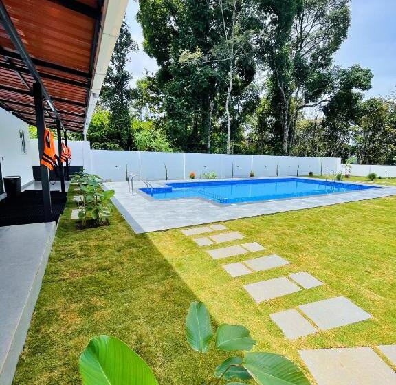 Полулюкс с Балконом, The Windy Mist Resort Munnar