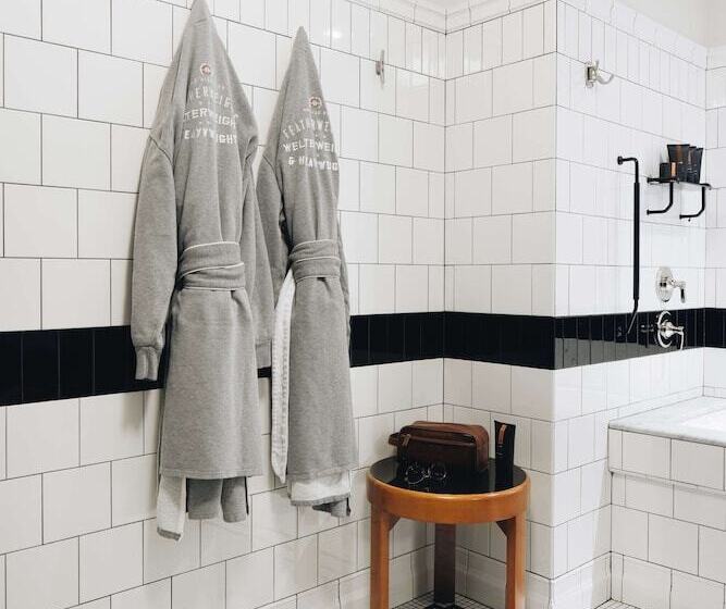 Полулюкс, Chicago Athletic Association, Part Of Hyatt