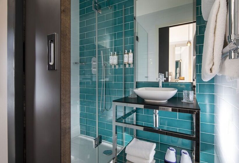 Quarto Executivo, Les Matins De Paris & Spa