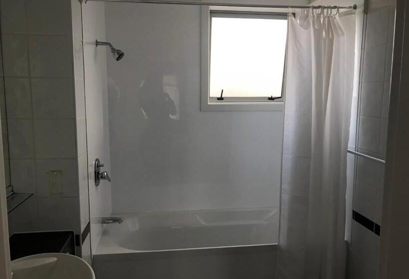 סטודיו דלוקס, Ambassador Motor Inn