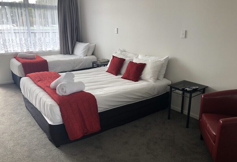 סטודיו דלוקס, Ambassador Motor Inn