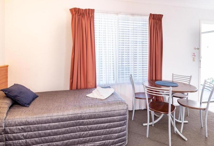 חדר משפחתי, Riviera On Ruthven