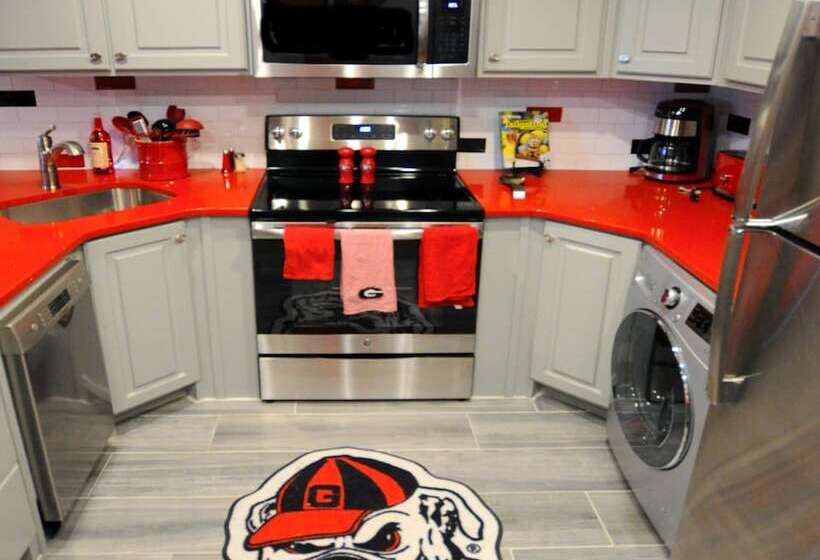带2个卧室的套房, Georgia Gameday Center