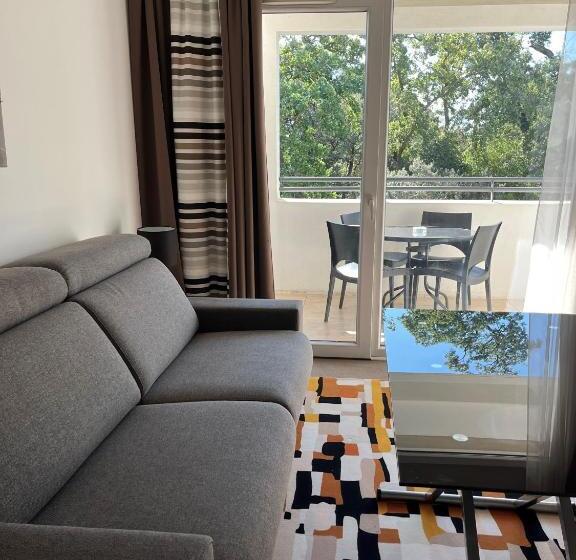 Семейный люкс с 2 спальнями и террасой, Forme Hotel & Spa Montpellier Sud Est   Parc Expositions   Arena