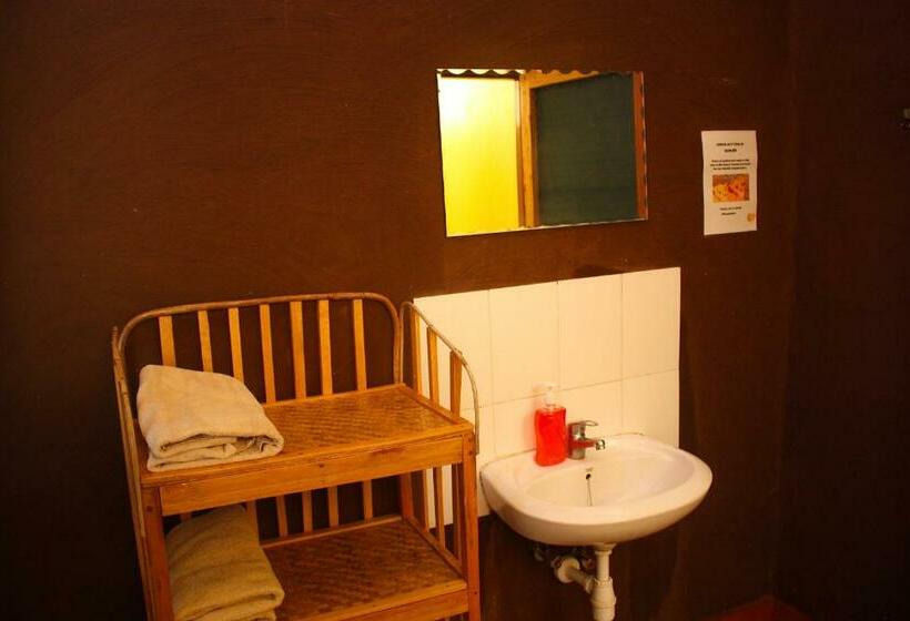 اتاق ساده سه‌ نفره, Red Chilli Rest Camp