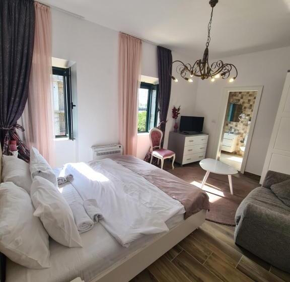 اتاق لوکس با چشم‌انداز دریا, Opera Apartments