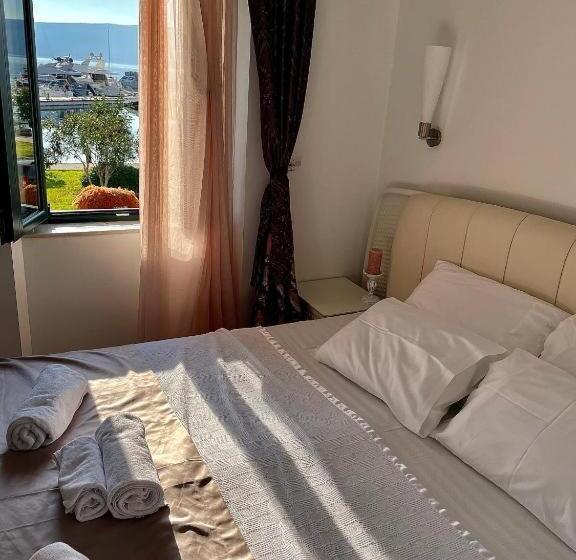 اتاق استاندارد با چشم‌انداز کوهستان, Opera Apartments