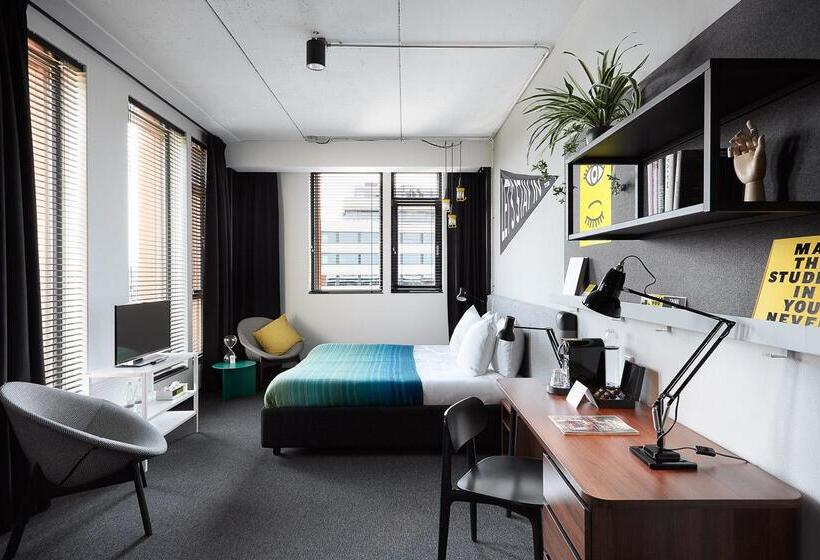 Deluxe Room King Size Bed, The Social Hub Amsterdam City