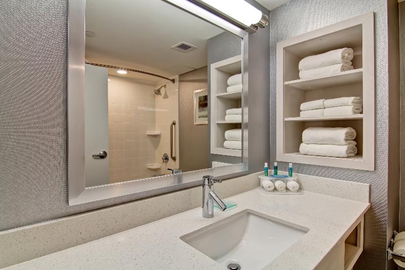 Номер Стандарт, Holiday Inn Express & Suites Oshawa Downtown   Toronto Area, An Ihg