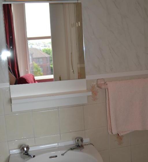 标准三人间, Adelphi Guest House