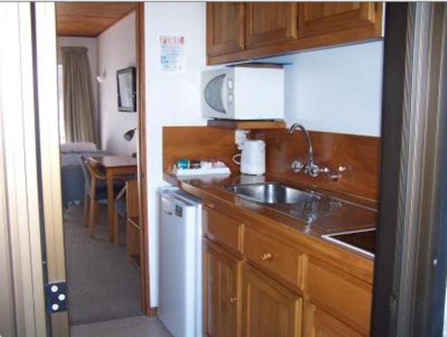 스탠다드 스튜디오, Austria Motel