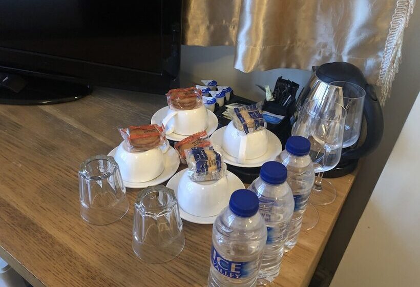 חדר משפחתי, Gatwick Inn