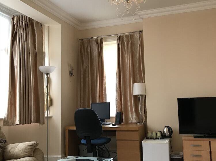豪华三人间, Gatwick Inn