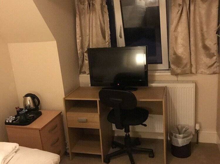 标准单人间共用浴室, Gatwick Inn