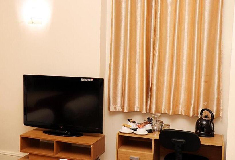 家庭间, Gatwick Inn
