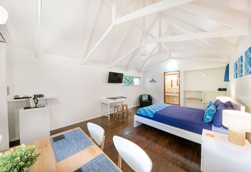 Хижина, Airlie Beach Magnums   Adults Only