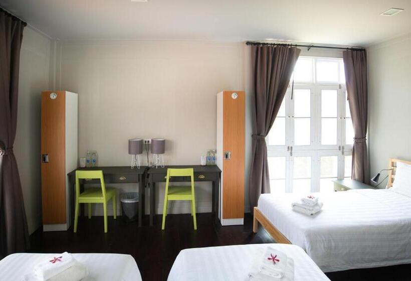 Трехместный Номер Стандарт Совместная Ванная, Dorm Of Happiness By Tharaburi Resort