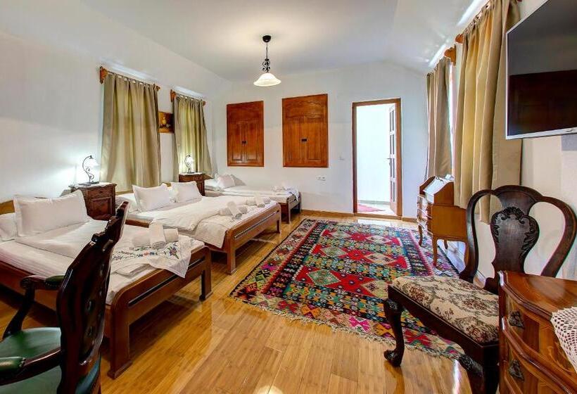 اتاق استاندارد چهارنفره با بالکن, Almira