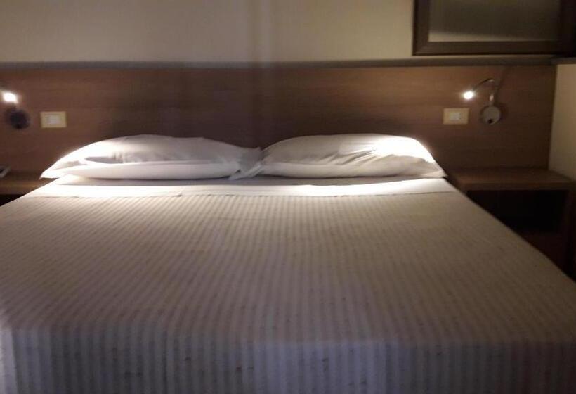 اتاق سوپریور سه تخته, Albergo Nyers