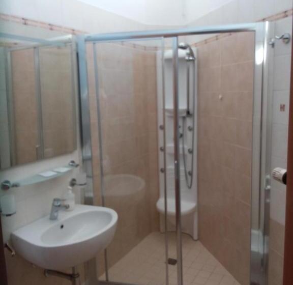 اتاق سوپریور سه تخته, Albergo Nyers