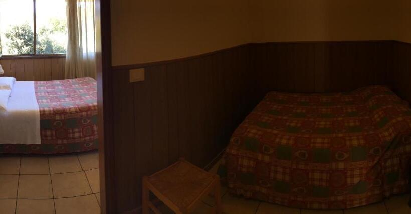 اتاق استاندارد چهار تخته, Albergo Nyers