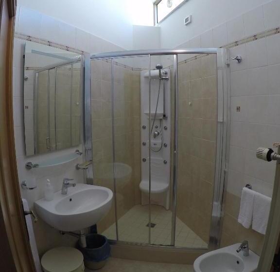 اتاق سوپریور سه تخته, Albergo Nyers